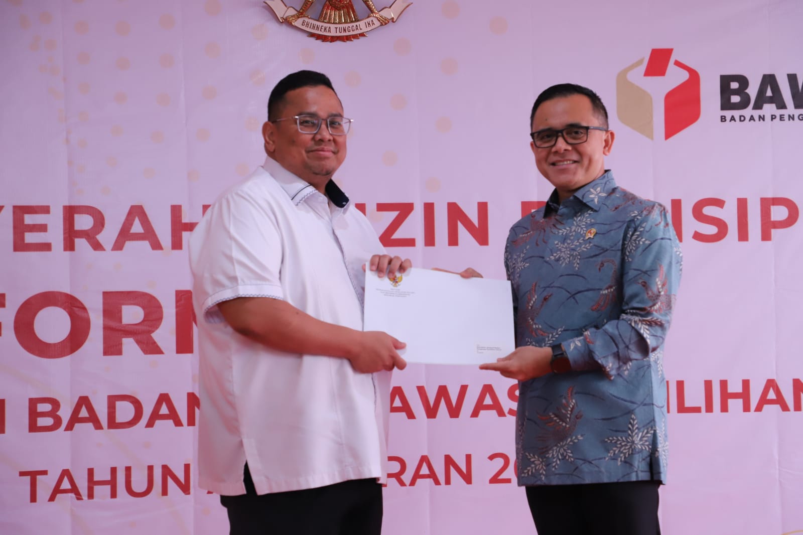 Abdullah Azwar Anas, Menteri PANRB, telah menyerahkan izin prinsip untuk formasi CASN Bawaslu kepada Rahmat Bagja, Ketua Bawaslu, pada hari Kamis (18/04) di Jakarta.