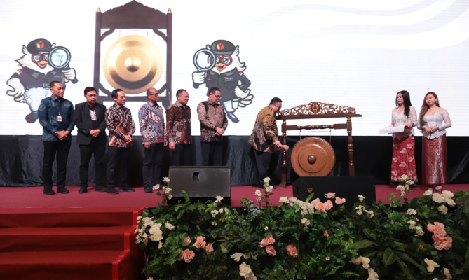 Ketua Bawaslu RI Rahmat Bagja memukul gong tanda dibukanya acara