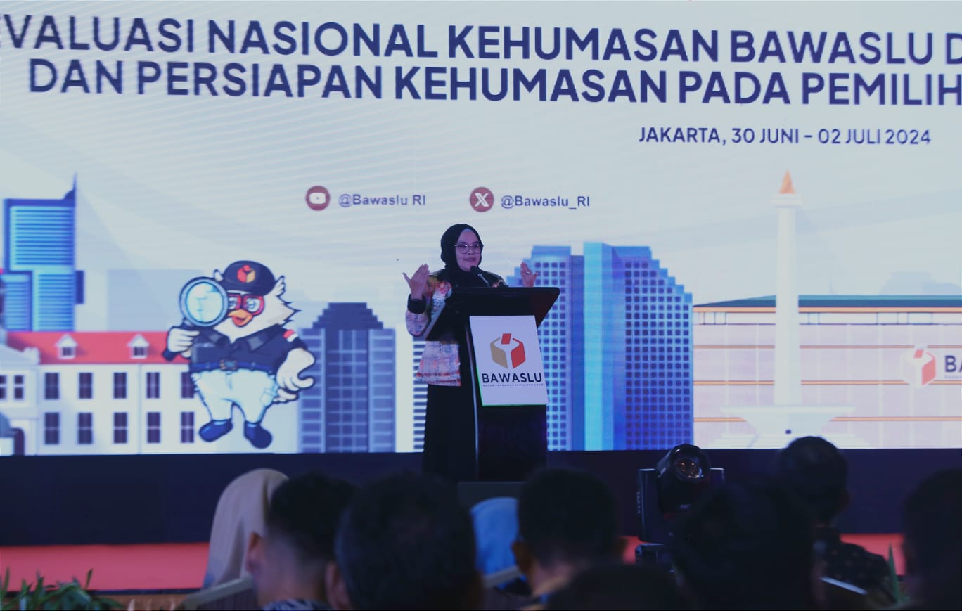 Lolly Suhenti membuka acara rapat evaluasi nasional kehumasan