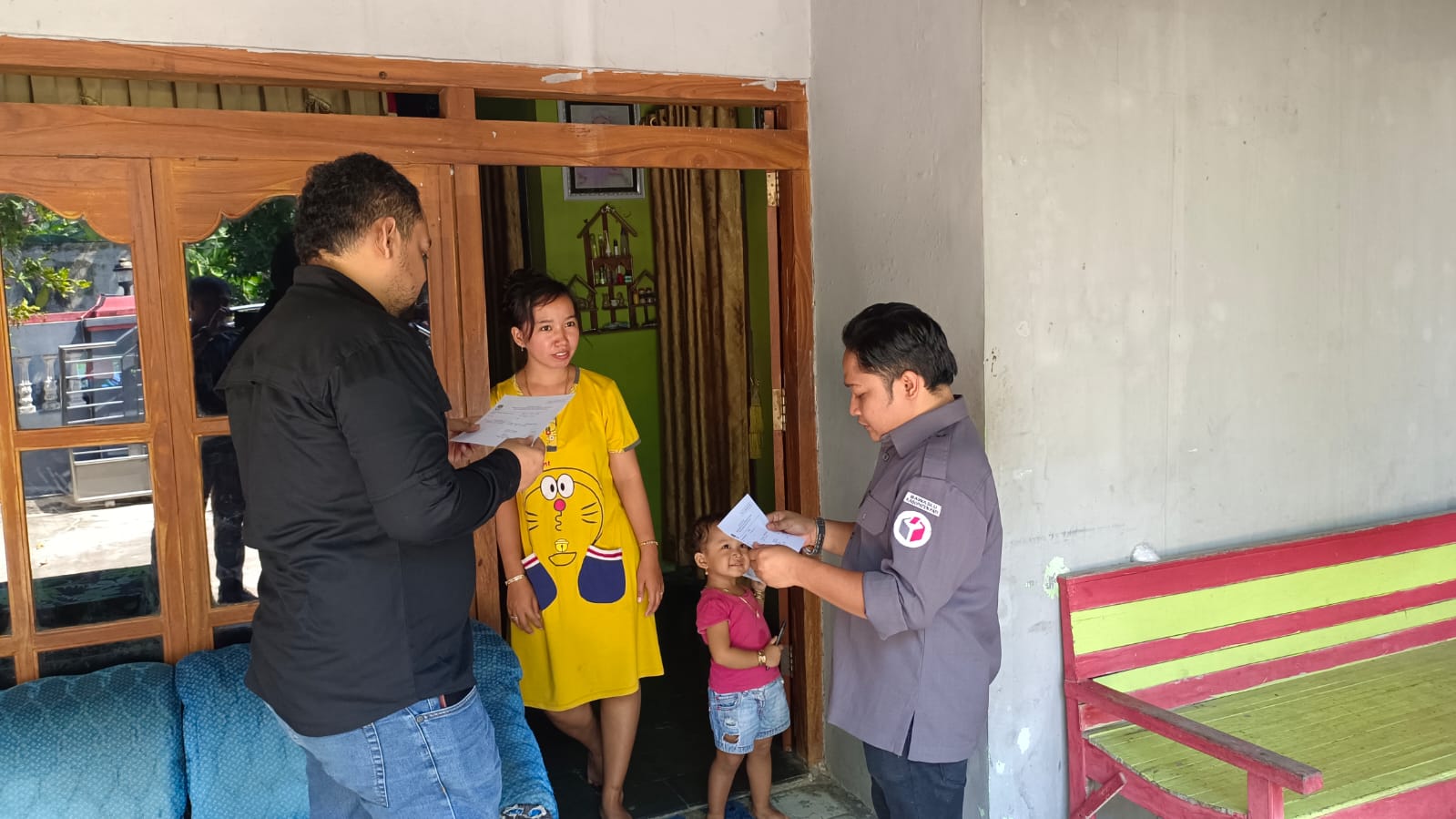 Zaenal Abidin dan Sigit Pamungkas saat melakukan patroli kawal hak pilih