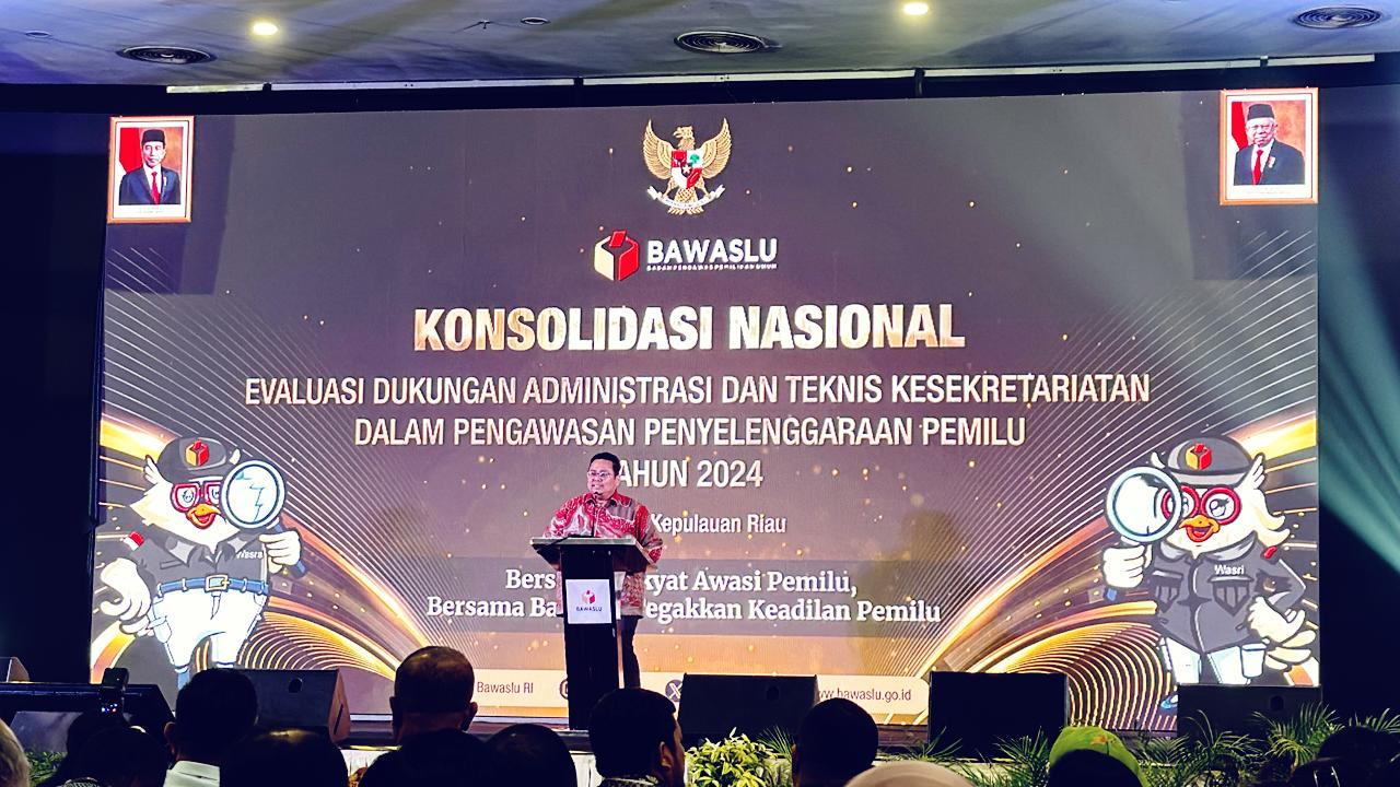 Rahmat Bagja, Ketua Bawaslu RI, memberikan arahan kepada peserta