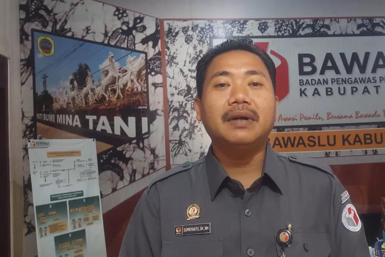 Ketua Bawaslu Pati, Supriyanto Saat Sesi Wawancara dengan Media