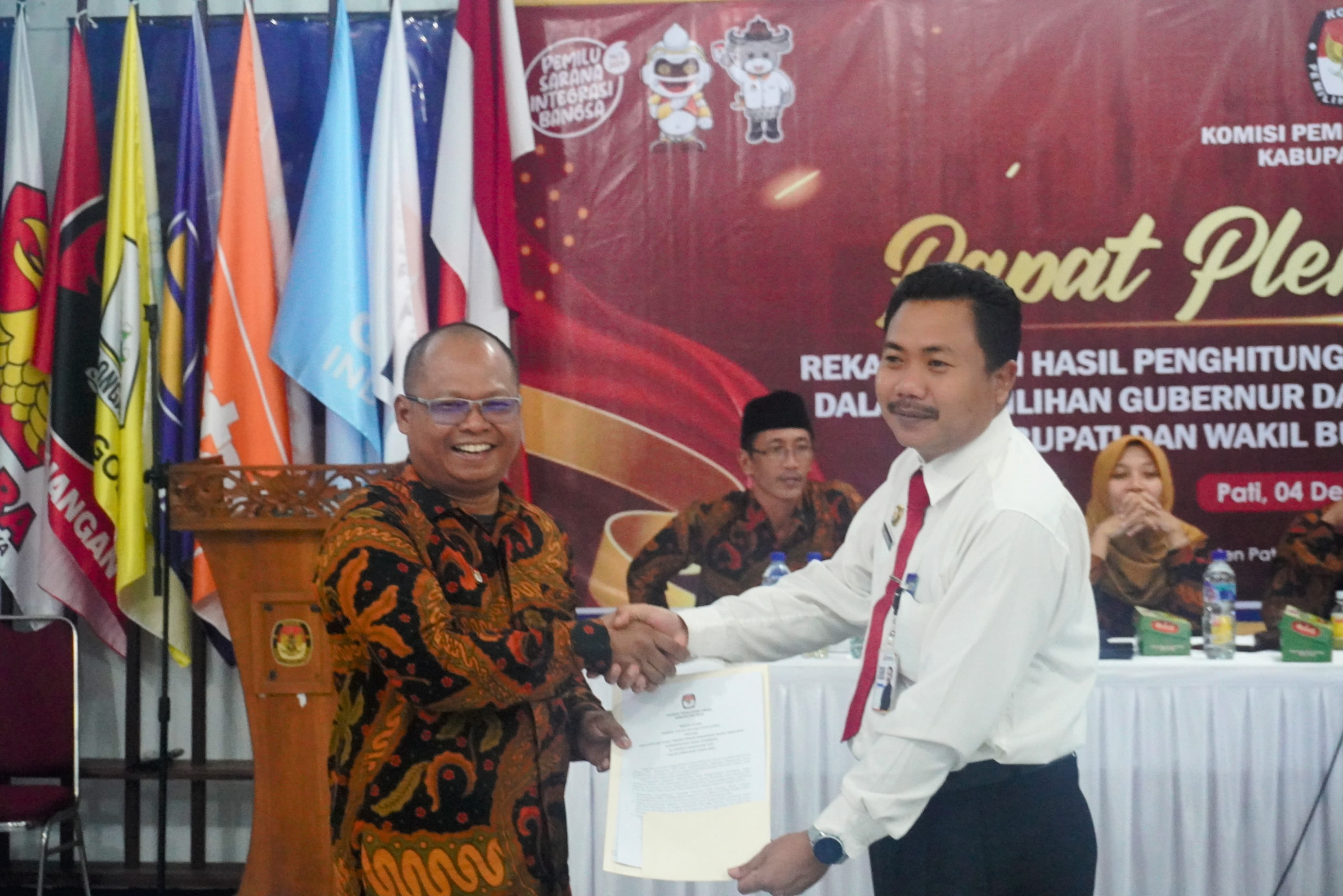 Ketua Bawaslu, Supriyanto menerima BA Rekapitulasi