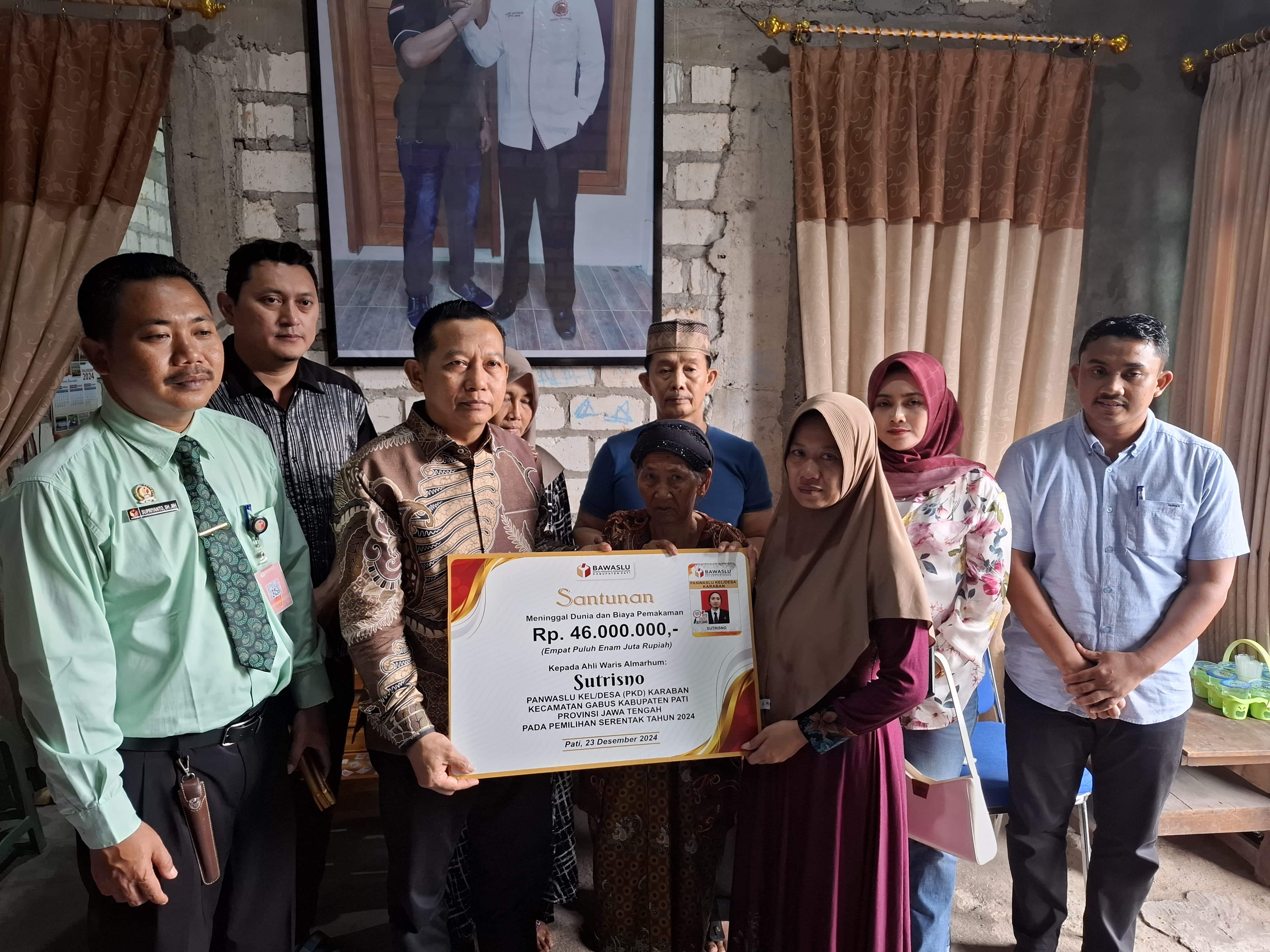 Bawaslu Jateng Bersama Bawaslu Pati Serahkan Santunan kepada Keluarga PKD Karaban