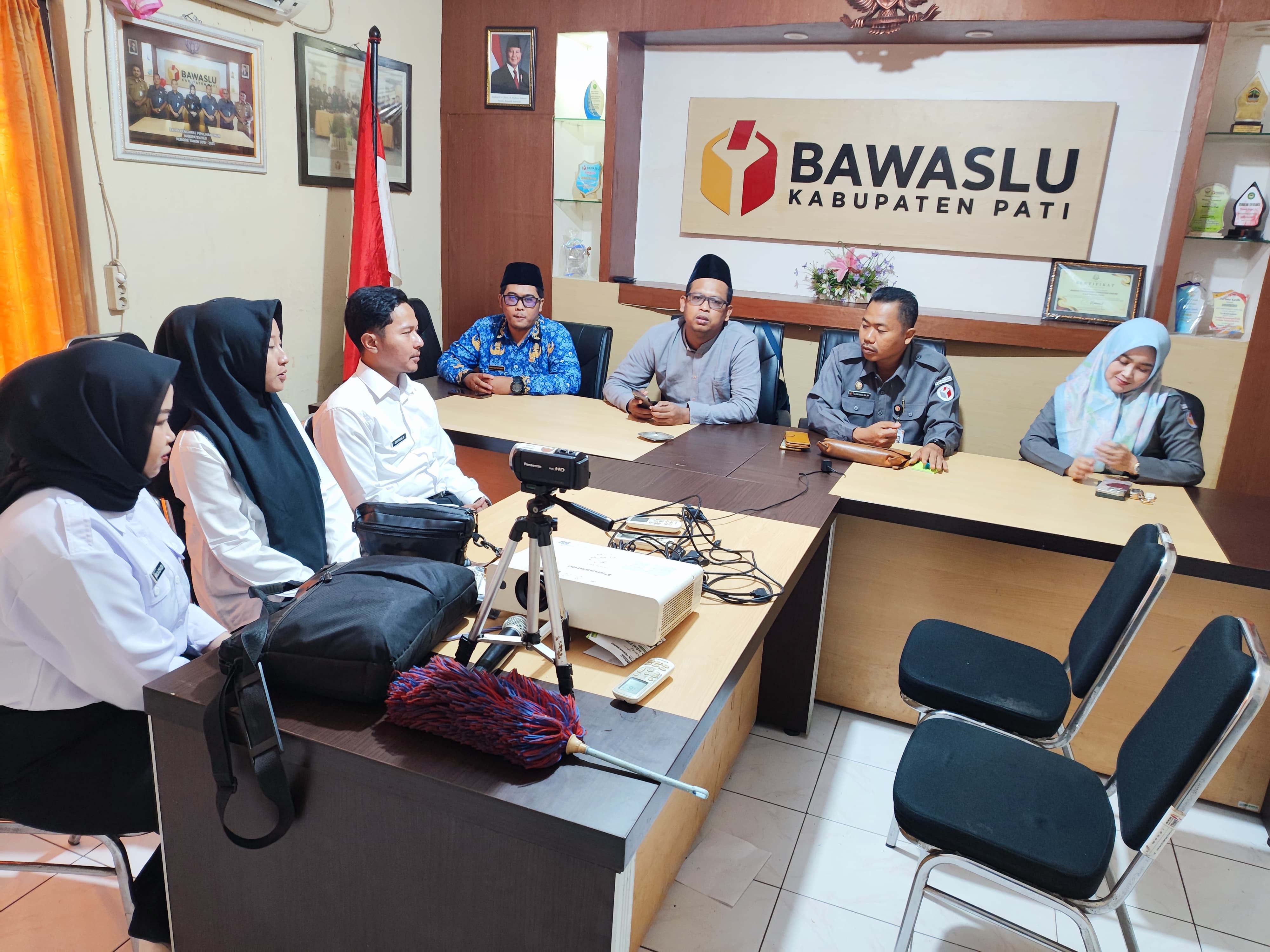 Penyambutan 3 (Tiga) CPNS di Kantor Bawaslu Pati