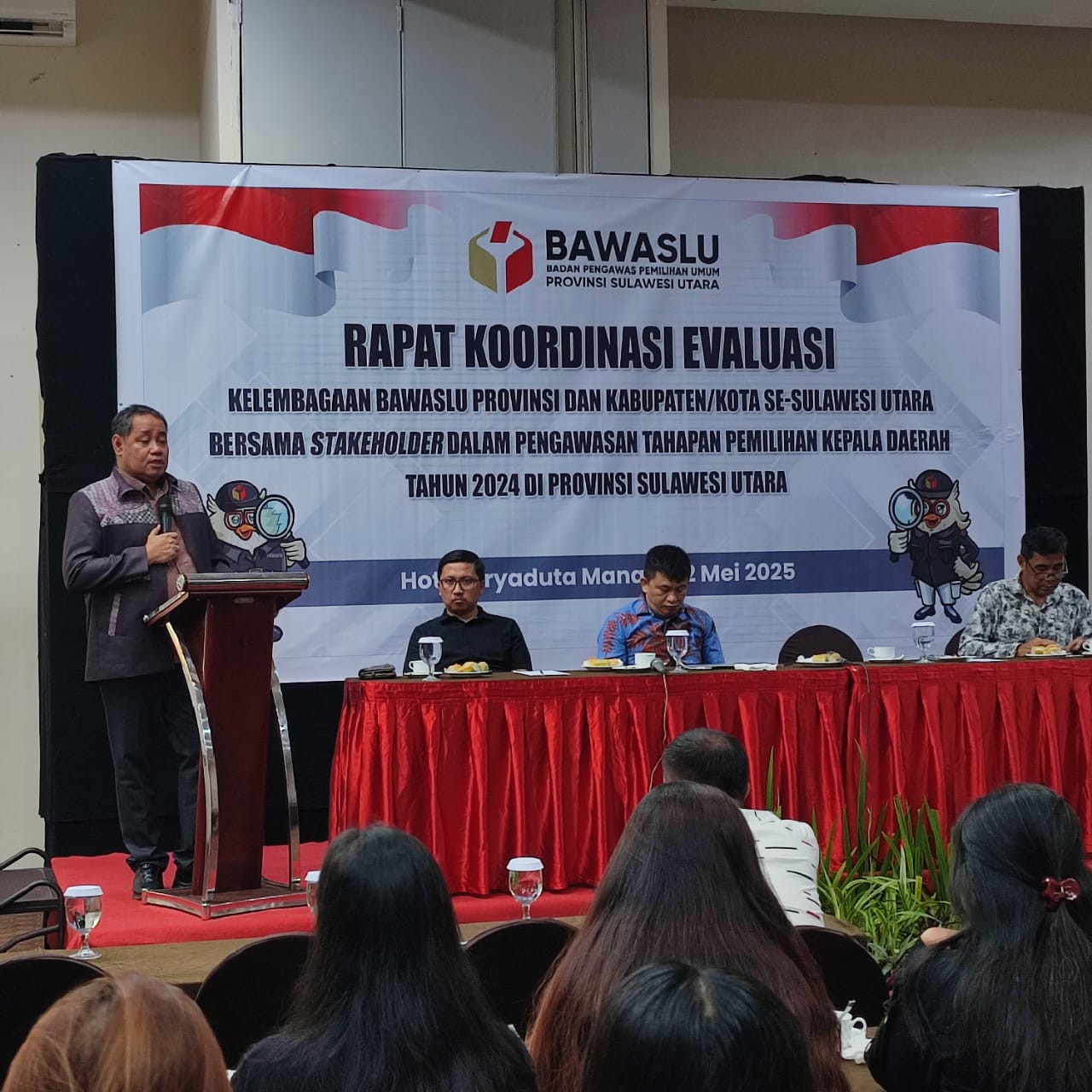 Anggota Bawaslu Herwyn JH Malonda saat menbuka Rapat Koordinasi (Rakor) evaluasi kelembagaan Bawaslu bersama stakeholder dalam pengawasan tahapan Pemilihan Kepala Daerah tahun 2024 di Provinsi Sulut, Jumat (2/5/2025)