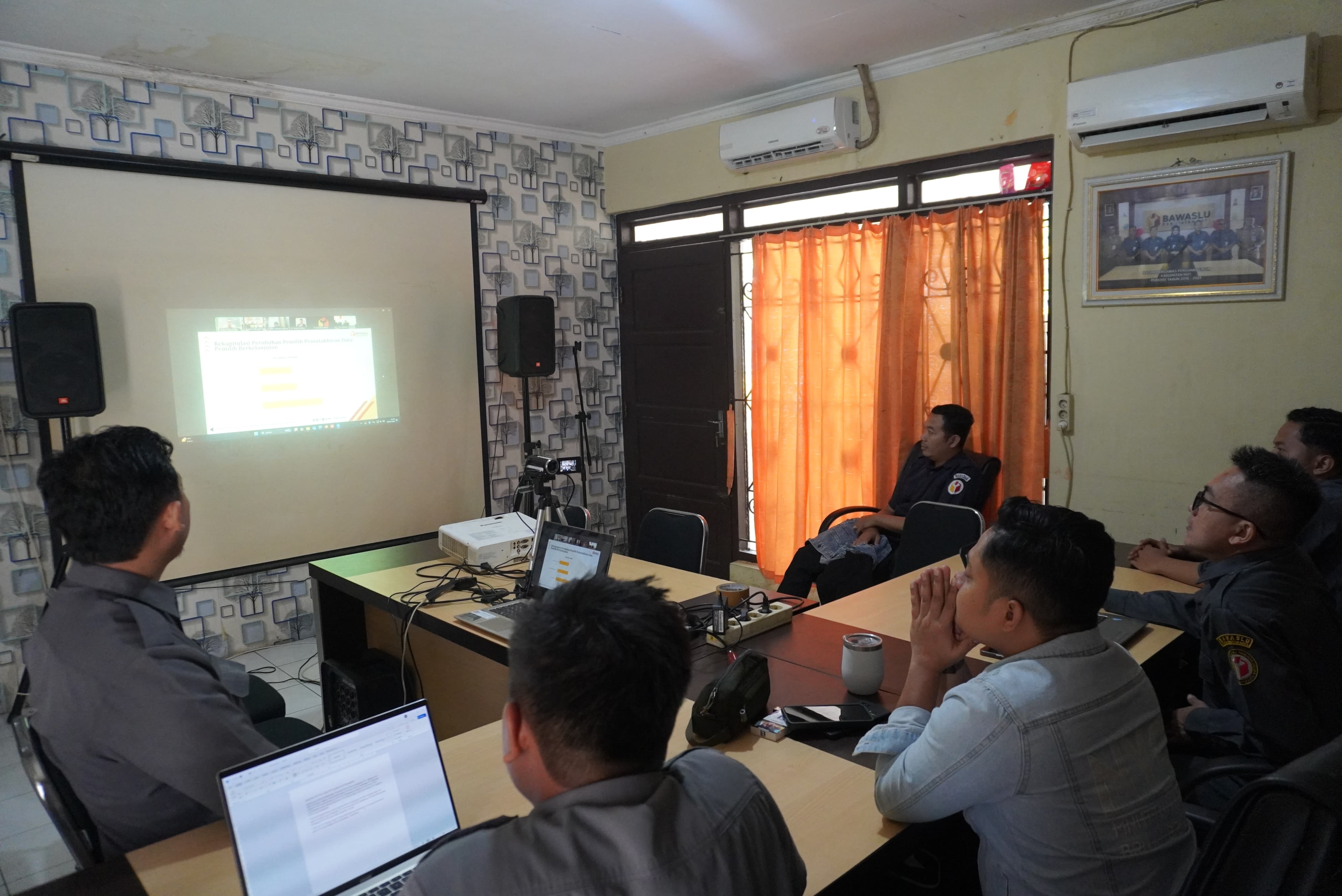 Koordinator Divisi P2H Zainal Abidin, Kasubag Pengawasan M. Fahrudin dan juga Staf Subbagian Pengawasan mengikuti Evaluasi Pengawasan PDPB Triwulan II Tahun 2025