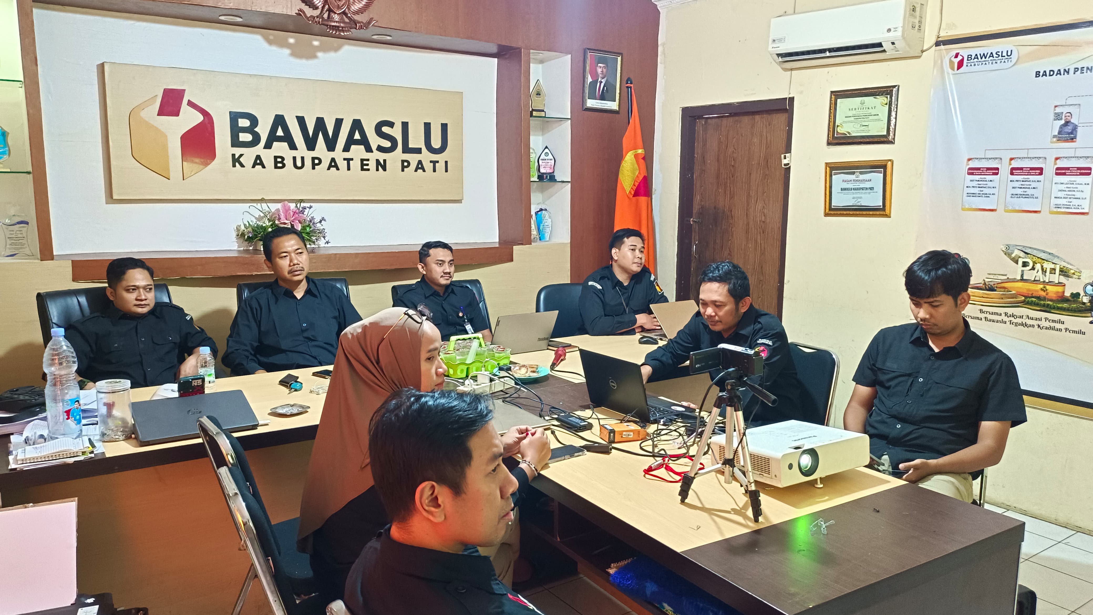 Jajaran Bawaslu Pati Mengikuti Rapat Pembahasan Perubahan RAB Bawaslu Kabupaten/Kota Pasca Relaksasi Anggaran