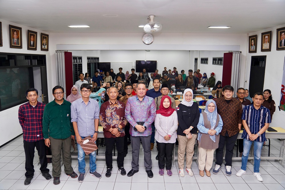 Anggota Bawaslu Herwyn JH Malonda (kelima dari kiri) dalam Focus Group Discussion (FGD) Evaluasi Tata Kelola Organisasi Pengawas Pemilu bersama Universitas Muhammadiyah Malang, Jumat (19/9/2025).