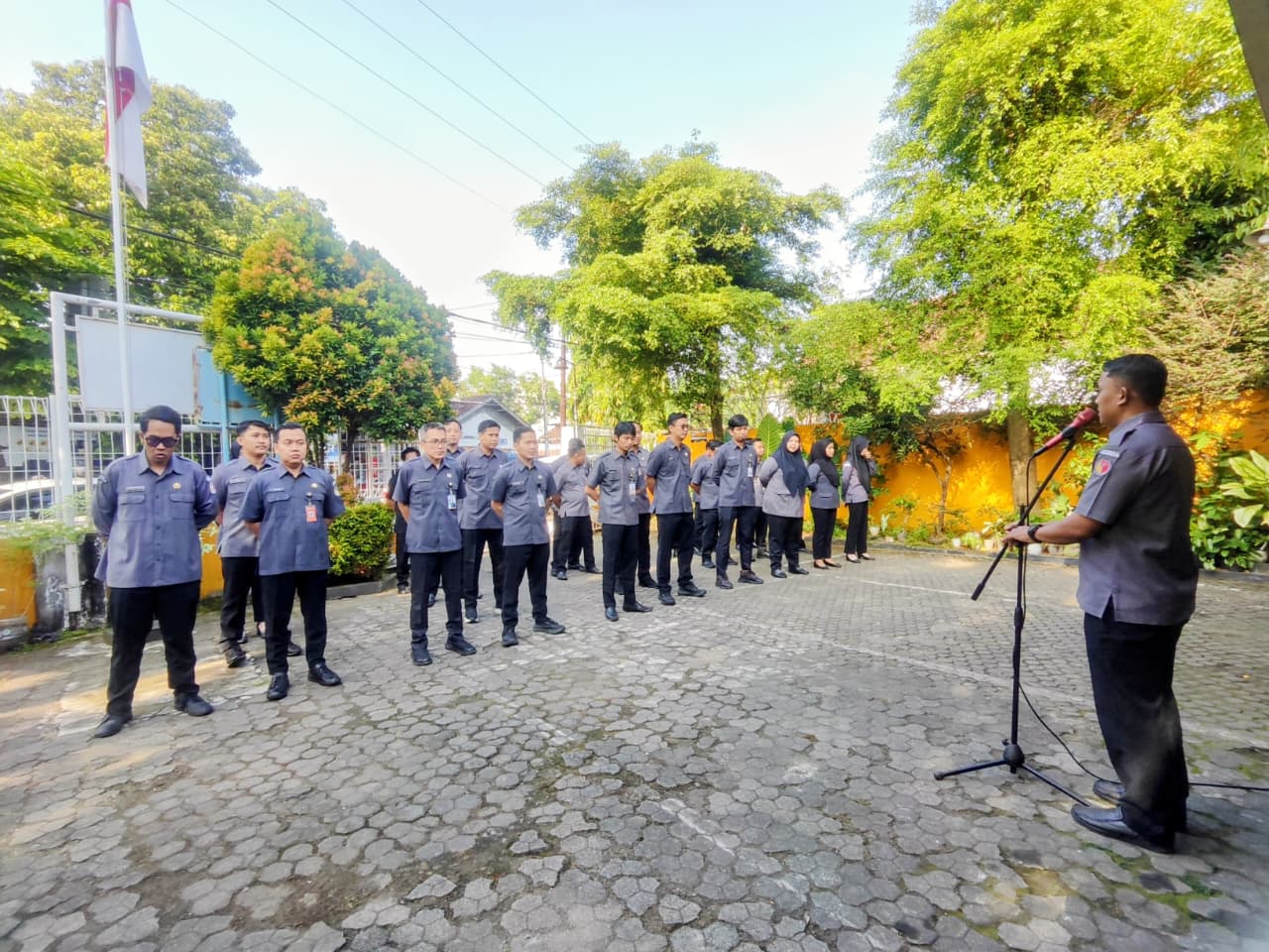 Tingkatkan Kedisiplinan, Kasek Bawaslu Pati Tekankan Profesionalisme dalam Apel Pagi