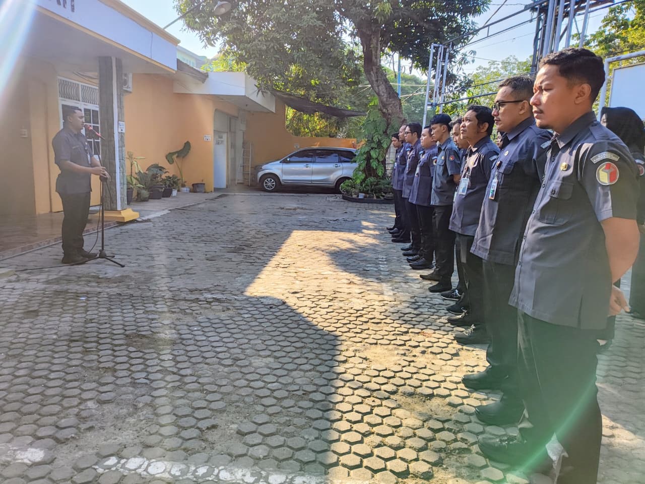 Pimpin Apel Pagi Kepala Sekretariat Bawaslu Pati Wajibkan Seluruh Staf Susun Laporan WFH