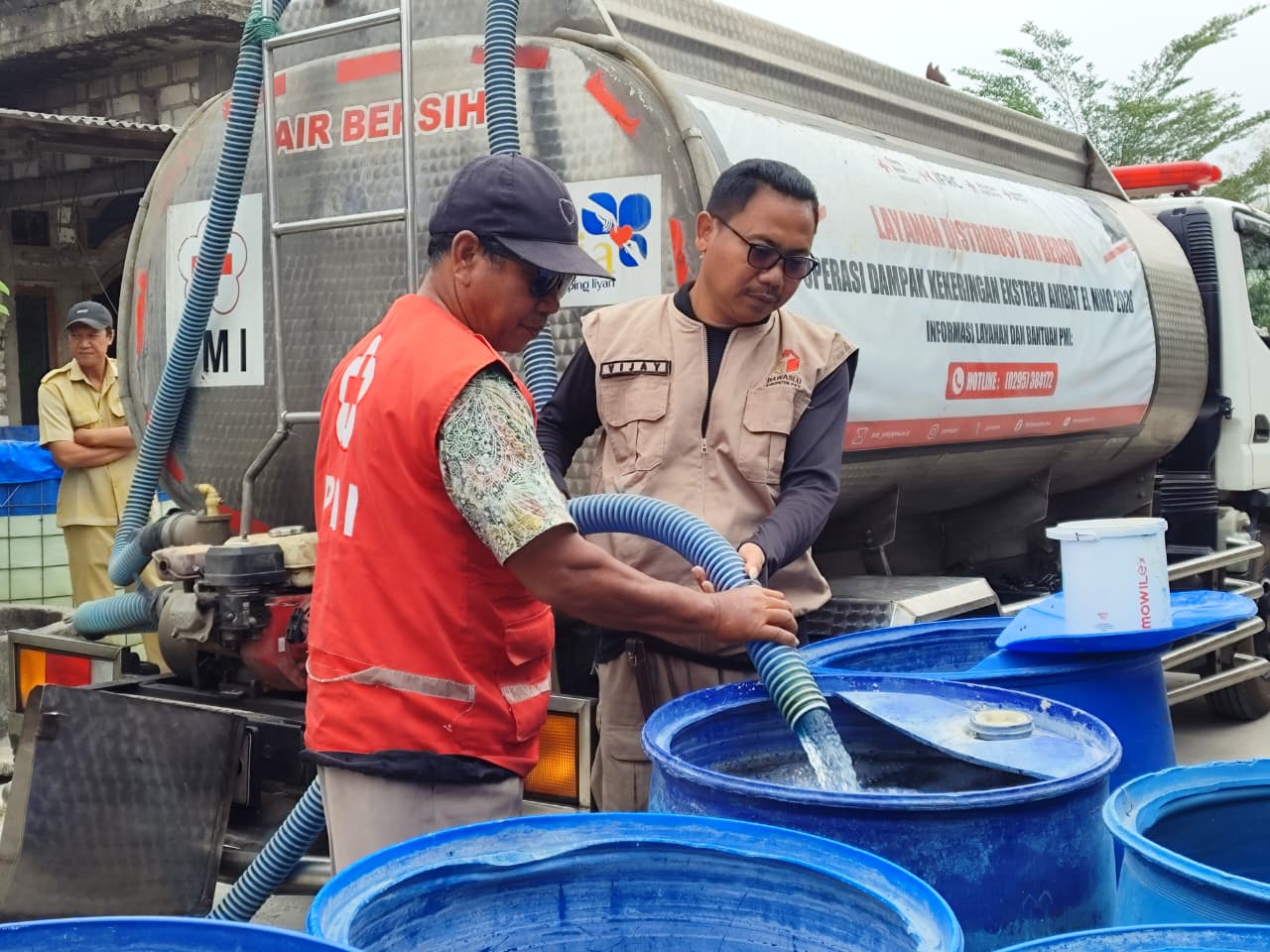 Kekeringan Melanda, Bawaslu Pati Salurkan 6 Tangki Air Bersih ke Warga Jaken