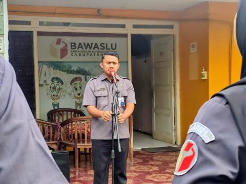 Pimpin Apel Pagi Bawaslu Pati Ahmada Mangkunegara Targetkan Tutup Buku 24 Desember