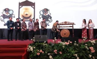 Ketua Bawaslu RI Rahmat Bagja memukul gong tanda dibukanya acara