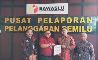 Ketua, Anggota dan Staf dalam Penyampaikan Laporan Sentra Gakkumdu