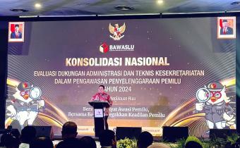 Rahmat Bagja, Ketua Bawaslu RI, memberikan arahan kepada peserta