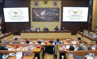 Rapat Dengar Pendapat (RDP) berlangsung di Ruang Rapat Komisi II DPR, Jakarta, pada hari Selasa (16/1/2024), melibatkan Komisi II DPR, Pemerintah, KPU, dan DKPP.