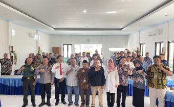 Panwaslucam Pati Foto Bersama Undangan dan Peserta Kegiatan Soswatif