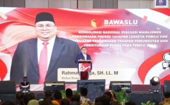 Ketua Bawaslu, Rahmat Bagja, memberikan petunjuk dalam Konsolidasi Nasional Evaluasi Manajemen Pengawasan Proses Tahapan Logistik Pemilu serta Persiapan Pengawasan Tahapan Pemungutan dan Perhitungan Suara untuk Pemilu 2024 yang berlangsung di Solo pada Kamis (25/1/2024)/foto: Publikasi dan Pemberitaan Bawaslu.