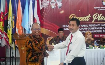 Ketua Bawaslu, Supriyanto menerima BA Rekapitulasi