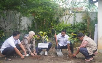 Bawaslu Pati Tanam Pohon Manggis Demi Wujudkan Pilkada Berintegritas