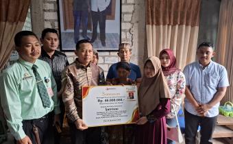 Bawaslu Jateng Bersama Bawaslu Pati Serahkan Santunan kepada Keluarga PKD Karaban