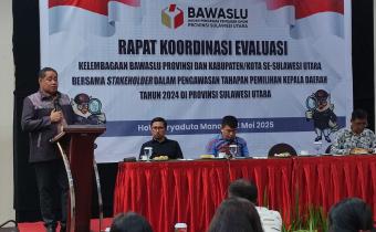 Anggota Bawaslu Herwyn JH Malonda saat menbuka Rapat Koordinasi (Rakor) evaluasi kelembagaan Bawaslu bersama stakeholder dalam pengawasan tahapan Pemilihan Kepala Daerah tahun 2024 di Provinsi Sulut, Jumat (2/5/2025)