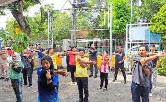 Anggota dan seluruh jajaran sekretariat Bawaslu Kabupaten Pati melakukan senam pagi di halaman kantor, Jum'at (12/9/2025)