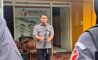 Pimpin Apel Pagi Bawaslu Pati Ahmada Mangkunegara Targetkan Tutup Buku 24 Desember