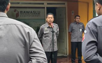 Pimpin Apel Perdana 2026, Ketua Bawaslu Pati Ingatkan Jajaran Soal Status Lembaga Permanen